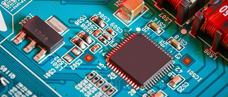 SMD dizgi ile üretilmiş mavi baskı devre kartı (PCB) yakın çekim